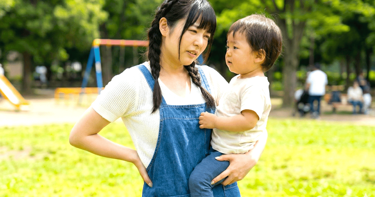 子供を抱えて反り腰と腰痛に悩む女性