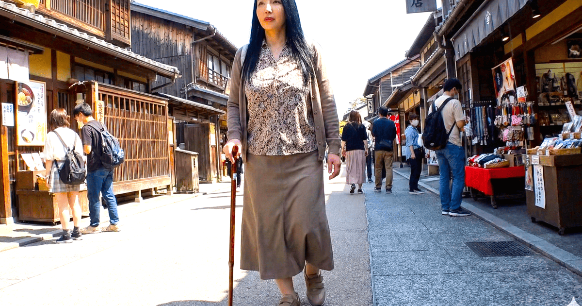 杖を突く股関節痛の整体に通っている女性。