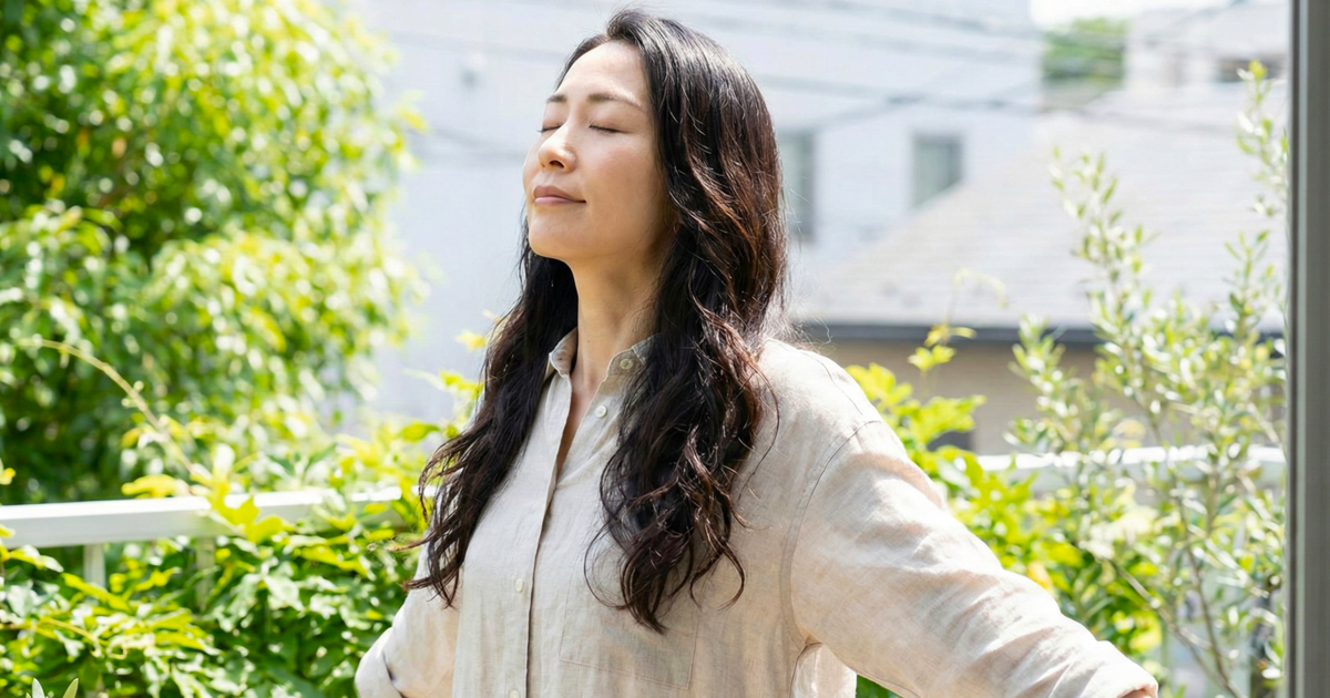 呼吸が苦しくて深呼吸をしている整体に通う女性