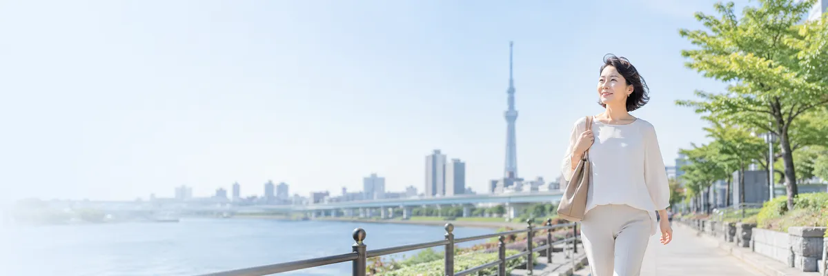 姿勢や身体の負担を気にしすぎず仕事・家事・旅行・外出を楽しむ女性